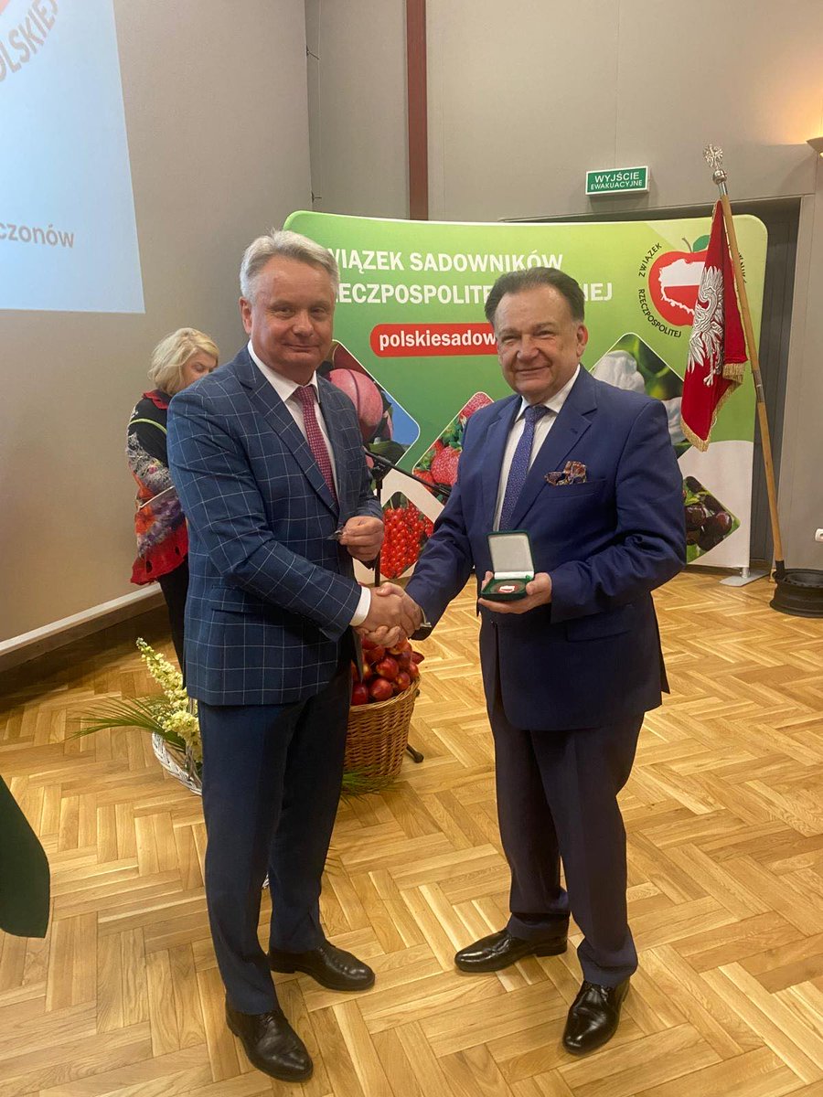 StruzikAdam's tweet photo. Lubicie polskie jabłka, truskawki, czereśnie czy gruszki?  Związek @Sadowników RP świętuje swoje 25-lecie. To dzięki codziennej pracy tych ludzi nasz kraj i region słyną z najsmaczniejszych i najwyższej jakości owoców. Gratuluję jubileuszu i życzę obfitych plonów!❗🍎🍓🍒🍐 https://t.co/wKaPvckff6