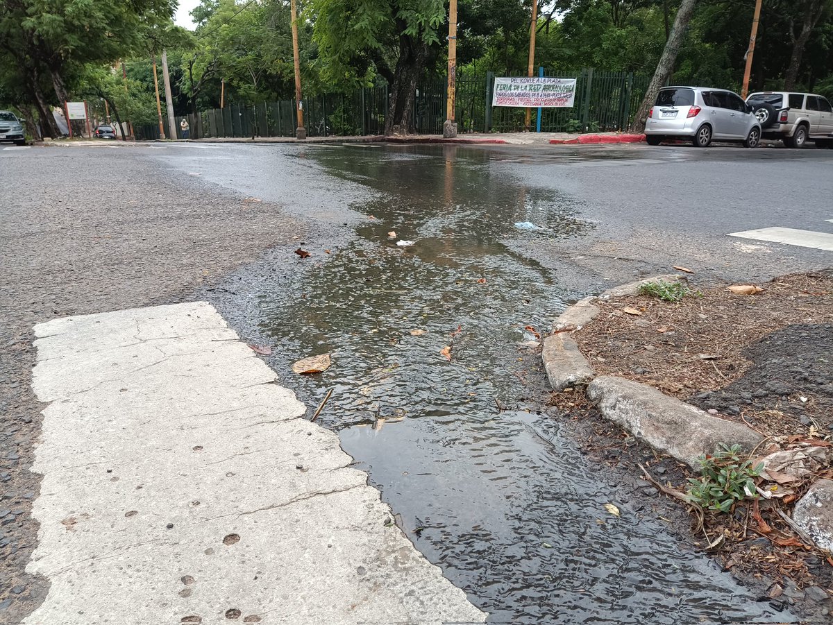 No es posible que una vez por mes haya vertiente de agua de cloaca en esta esquina, Alberdi casi Ygatimi en Asunción.
¿Arreglan con chicle?
Es una falta de respeto que la gente tenga que convivir cotidianamente con agua insalubre <a href="/EssapSA/">Essap S.A.</a> <a href="/AsuncionMuni/">Municipalidad de Asunción</a>