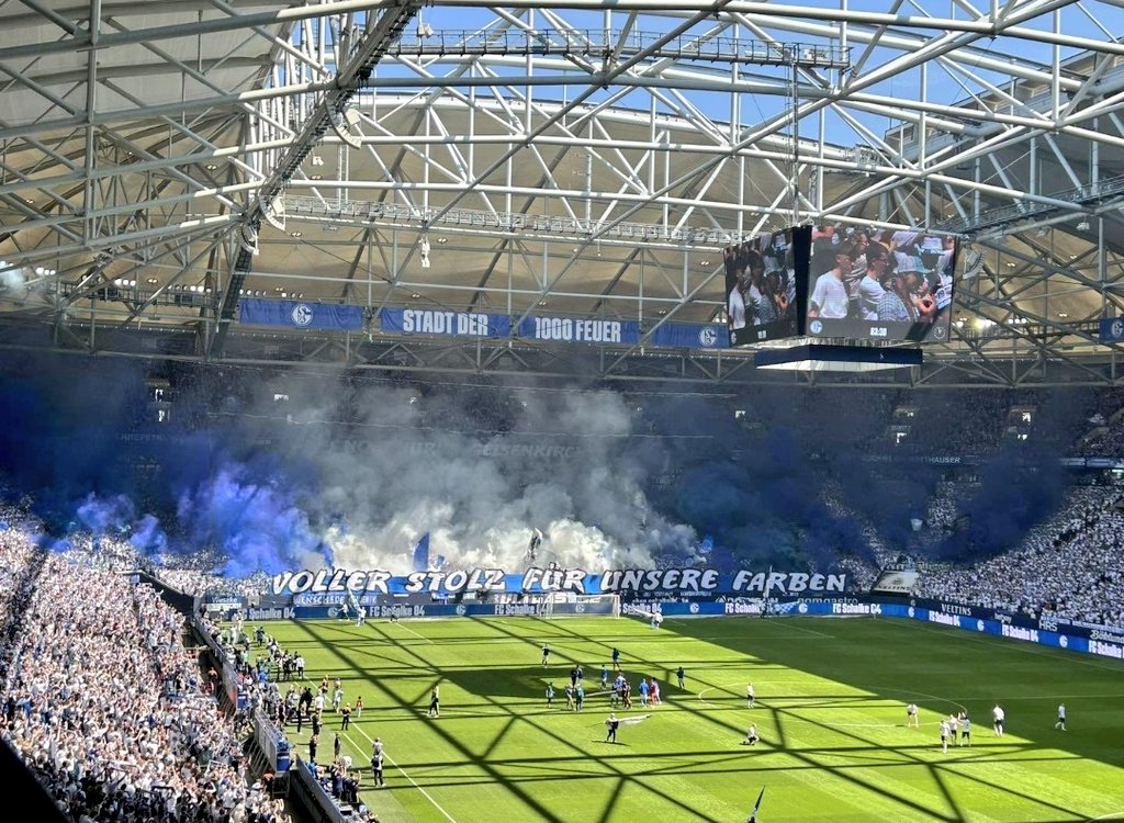 🚨 𝐑𝐄𝐂𝐎𝐑𝐃 𝐁𝐑𝐄𝐀𝐊𝐄𝐑 | O Schalke 04 (61.000) agora detém o recorde europeu de MAIOR MÉDIA de público de um clube da 2ª divisão! ❤️‍🔥

[<a href="/fussballmafiade/">Fussballmafia.de</a>]