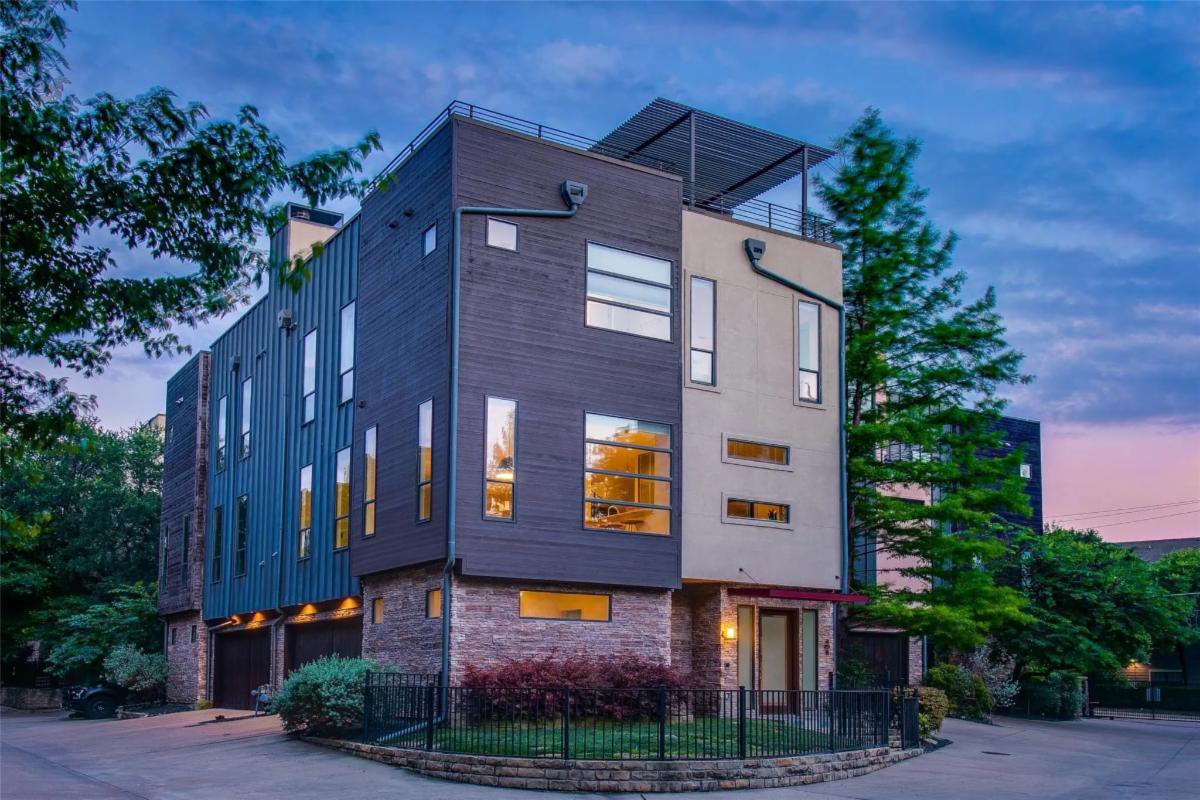 sqmodern26's tweet photo. #openhouses Highly desirable and rarely available, a seductive urban oasis nestled between the pulsating heart of downtown Dallas and the soulful vibes of N Oak Cliff.

Open House May11 // 1-30pm

details >> https://t.co/oSOsMBP2yN https://t.co/RJlYuLOXWx
