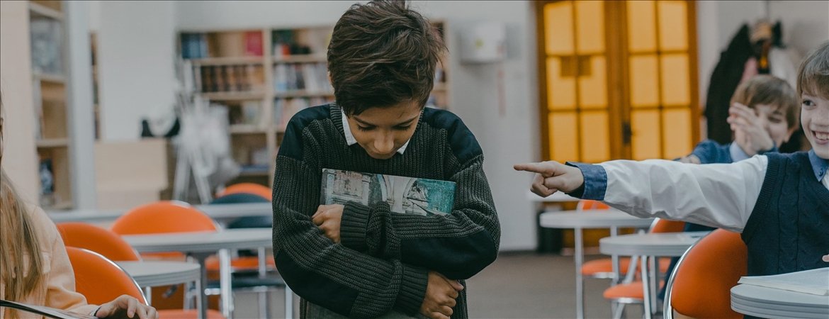 Eğitim sendikaları okullarda şiddetin önüne geçebilmek için psikolojik danışmanlık ve rehberlik (PDR) dersinin haftada en az 2 saat olmasını, her 100 öğrenciye bir rehberlik öğretmeninin atanmasını öneriyor. Ancak Türkiye’de ortalama 500 öğrenciye 1 PDR öğretmeni düşüyor.

Eğitim