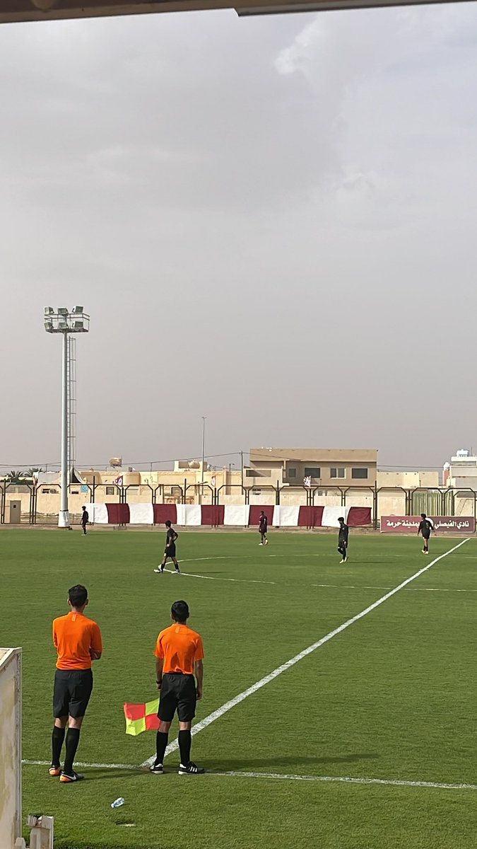 Alkhlil2011's tweet photo. مباراة الفيصلي & العروبة 
براعم تحت ١٥ عام ..

صافرة البداية الساعة 3.00 ظهراً
درجة الحرارة 40 مئوية 

ألا يوجد حلول لهذه المعضلة ؟؟

لاعبين صغار في العمر يلعبون في درجة حرارة عالية جداً !!

أليسوا بشر ؟
ألا يستحقون أن نبحث لهم عن حلول ؟

نحن نطالبهم بالأداء و الجودة و التطوير و النتائج و لكن في ظل هذه الظروف لا يمكن ذلك ..

نقول فقط اللهم سَلِم سَلِم ..

ما المانع أن تقام بعض المباريات ليلًا خصوصًا في المناطق الحارة جدًا صيفًا مع توفر الإضاءة المناسبة في كل الأندية أو إلزامهم بعمل التحسينات قبل بداية الموسم..

اتمنى من الإتحاد السعودي و لجنة المسابقات وضع جدولة مناسبة للموسم القادم حفاظًا على أبناءنا الذين هم أمانة في أعناقنا جميعاً و حق علينا في بذل الغالي والنفيس لهم في ظل و رعاية حكومتنا الرشيدة التي لم تدخر مالًا و لا جهدًا إلا سخرته لخدمة شبابها و مستقبلها ..

@saudiFF 
@SAFFcare 
@naeimalbakr