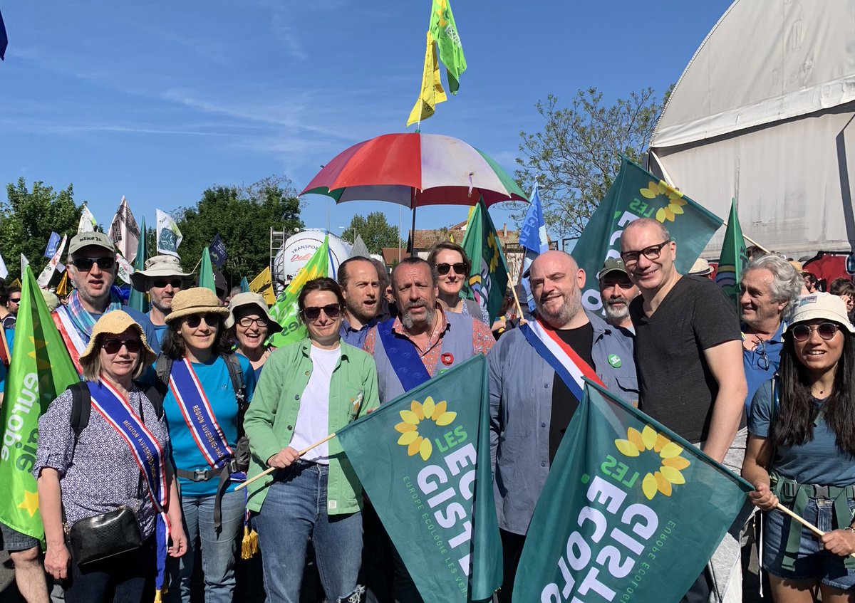 Vous connaissiez les mégabassines ? Dans le Puy-de-Dôme une minorité de gros d’exploitants agricoles veulent maintenant construire des giga-bassines. Contre la privatisation de l’eau les Écologistes se mobilisent en une manifestation festive 🙏 @BenoitBiteau et @DavidCormand