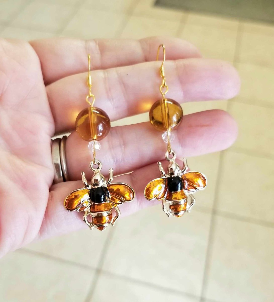 Amber Bumblebee Earrings 

#jewelry #earrings #fashion #style #womensfashion #goldearrings #giftsforher #giftideas #gifts #mothersday #mothersdaygifts #graduationgift #etsy #bee #bees #beejewelry #bumblebee 

simplychicbyangela.etsy.com/listing/167902…