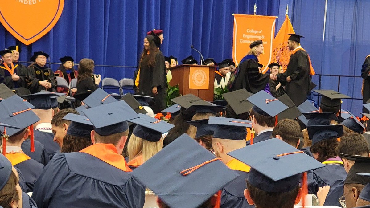 Congratulations to the Class of 2024!!!!! #SUGrad24 
#SyracuseU 🍊🎓