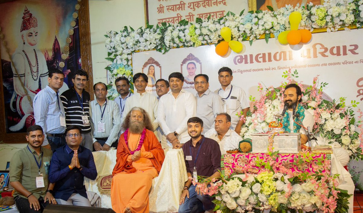 Exploring ego awareness with @PujyaSwamiji amid the wisdom of #ShrimadBhagwat Katha by Shri Yagnesh Bhai Ojha Ji & Bhalala family. With participants engaging in #meditation, yoga, & #Ganga snan for self-discovery, let's reflect on our ego & embrace a new worldview.