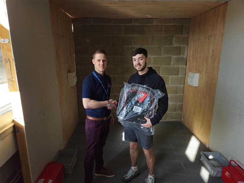 Aaron Muir, who is one of the college’s Electrical Apprentices, has been recognised for his outstanding conduct, and completing his work to a high standard. 👏 📸: Steven Morrison, Learning & Skills Manager at West Lothian College, with Aaron Muir.