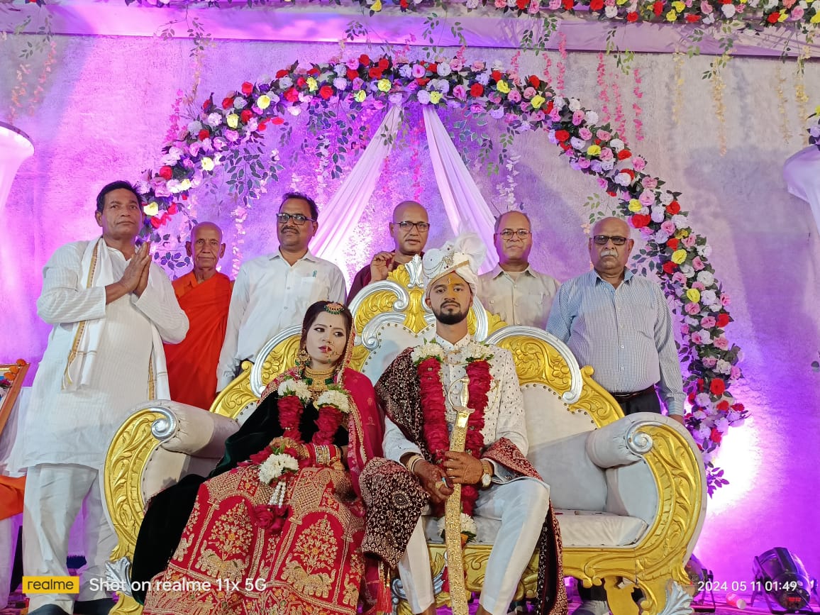ललितपुर श्री अशोक कुमार जी के बेटे श्री अभेन्द्र कुमार की शादी में शामिल हुआ।