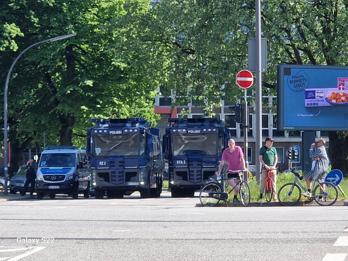 SemihRohpa's tweet photo. Es gibt keine einzige #Demonstration oder #Kundgebung von @MInteraktiv die je ausgeartet ist.

Trotzdem gibt es ein riesen Polizeiaufgebot, mit mehreren Wasserwerfern.

So sieht es aus, wenn man sich an Recht hält.
#RechtsstaatoderWertediktatur
#Wertediktatur
#Kalifatimnahenosten https://t.co/JKtQm3KcaT