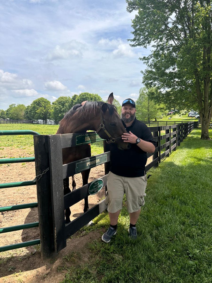 Last weekend, not only did i attend another @KentuckyDerby, on Sunday, we visited @Oldfriendsfarm and after almost 20 years, I met this guy whom participated in what's still my most successful gambling weekends ever.. #Birdstone who won the 2004 #belmontstakes has been a huge…