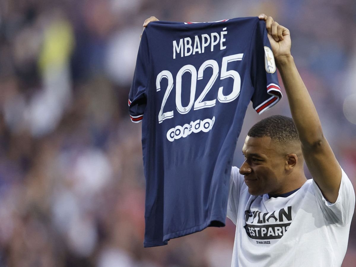 En 2022, Kylian Mbappé renovó con el PSG después de una carrera de fondo en la que Qatar y Macron se inmiscuyeron incluso en las negociaciones. En este hilo, repaso todos los episodios en los que se rompió la relación con el club y que terminó consumando su salida en 2024 👇👇