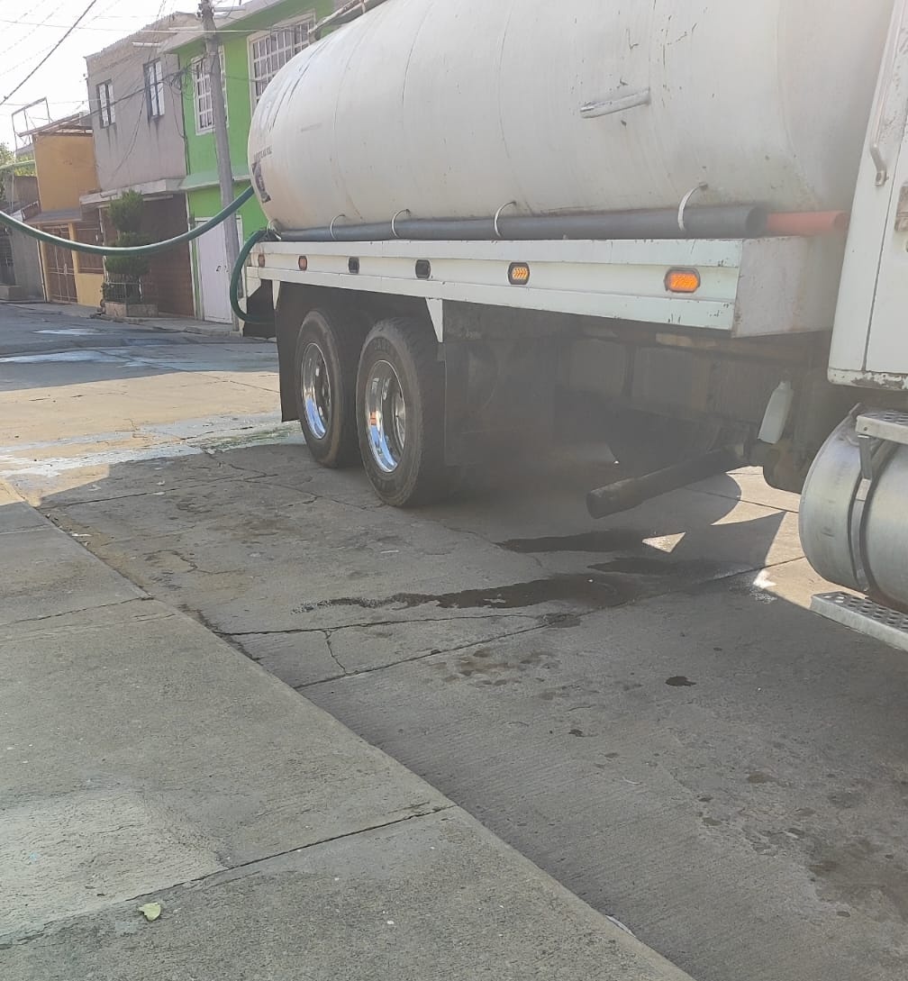 sweetadicc's tweet photo. #Ecatepec es el municipio en que los vecinos viven desde la madrugada esperando comprar agua, con inseguridad y pésimas condiciones de los espacios públicos la pregunta es seria ¿Vamos  a  seguir votando por quienes gobiernan actualmente? yo no.  #mafiadeagua #sapase https://t.co/W7cczeRrdR