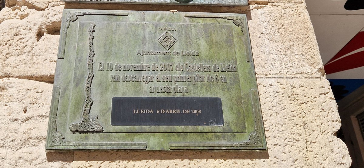 Després de l'assaig d'ahir no m'he pogut resistir i he anat a Paeria a visualitzar els castells de demà. El penó ja està penjat al balcó de la <a href="/paerialleida/">Ajuntament de Lleida</a>. Les tres plaques dels porxos ens marquen el camí... <a href="/CdLleida/">Castellers de Lleida</a>