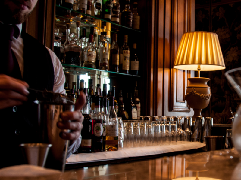 Unleash your inner Mixologist! Join @Danesfieldhouse for an unforgettable cocktail masterclass experience where you will learn to mix, shake and stir like a professional! 7th June danesfieldhouse.co.uk/concierge/what… #Buckinghamshire #Cocktails