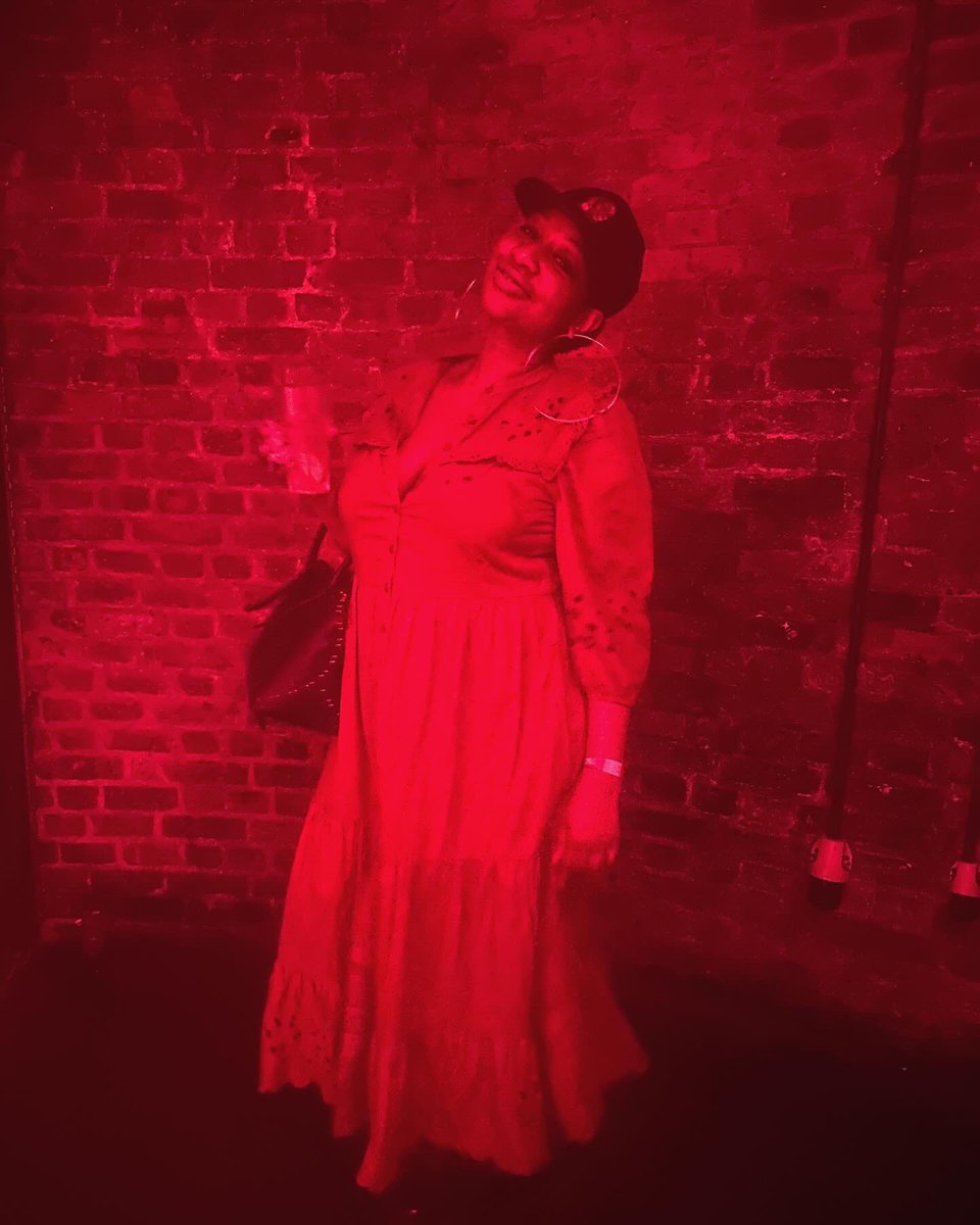 #SistahSoulJahSaturday👑❤️💛💚👑 . . . It was so dark & smoky in there. @fabriclondon feels like the good side of #GothamCity. Dark but with good vibes! 😎🌫️🔥 I’m looking forward to see the footage, once it’s ready. Til then, a few pics of me smiling. 🥰 #25YearsOfZedBias🏆