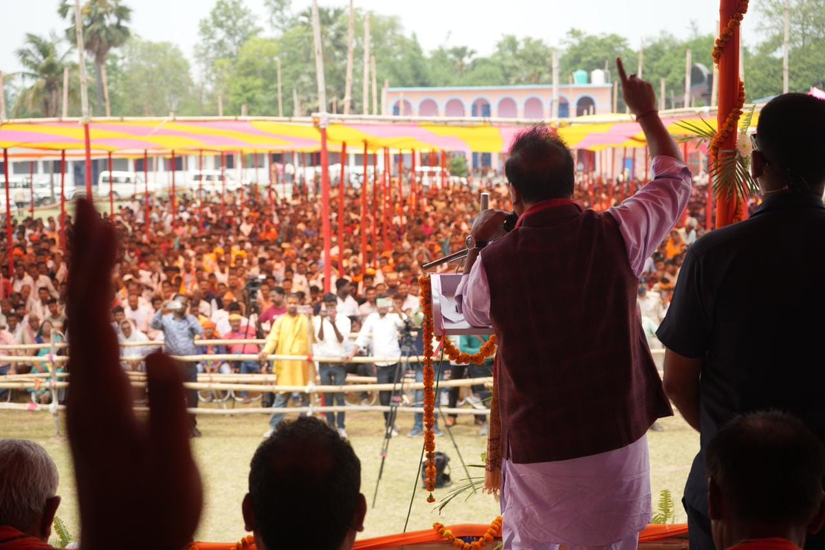 BJP4Bihar's tweet photo. बेगूसराय में खिलेगा कमल, मोदी जी की विकास लहर पर जनता लगाएगी मुहर।

असम के यशस्वी मुख्यमंत्री श्री @himantabiswa जी ने बेगूसराय में NDA समर्थित भाजपा प्रत्याशी श्री @girirajsinghbjp जी के पक्ष में आयोजित भव्य जनसभा को संबोधित किया।

#PhirEkBaarModiSarkar https://t.co/2MQsrETcE2