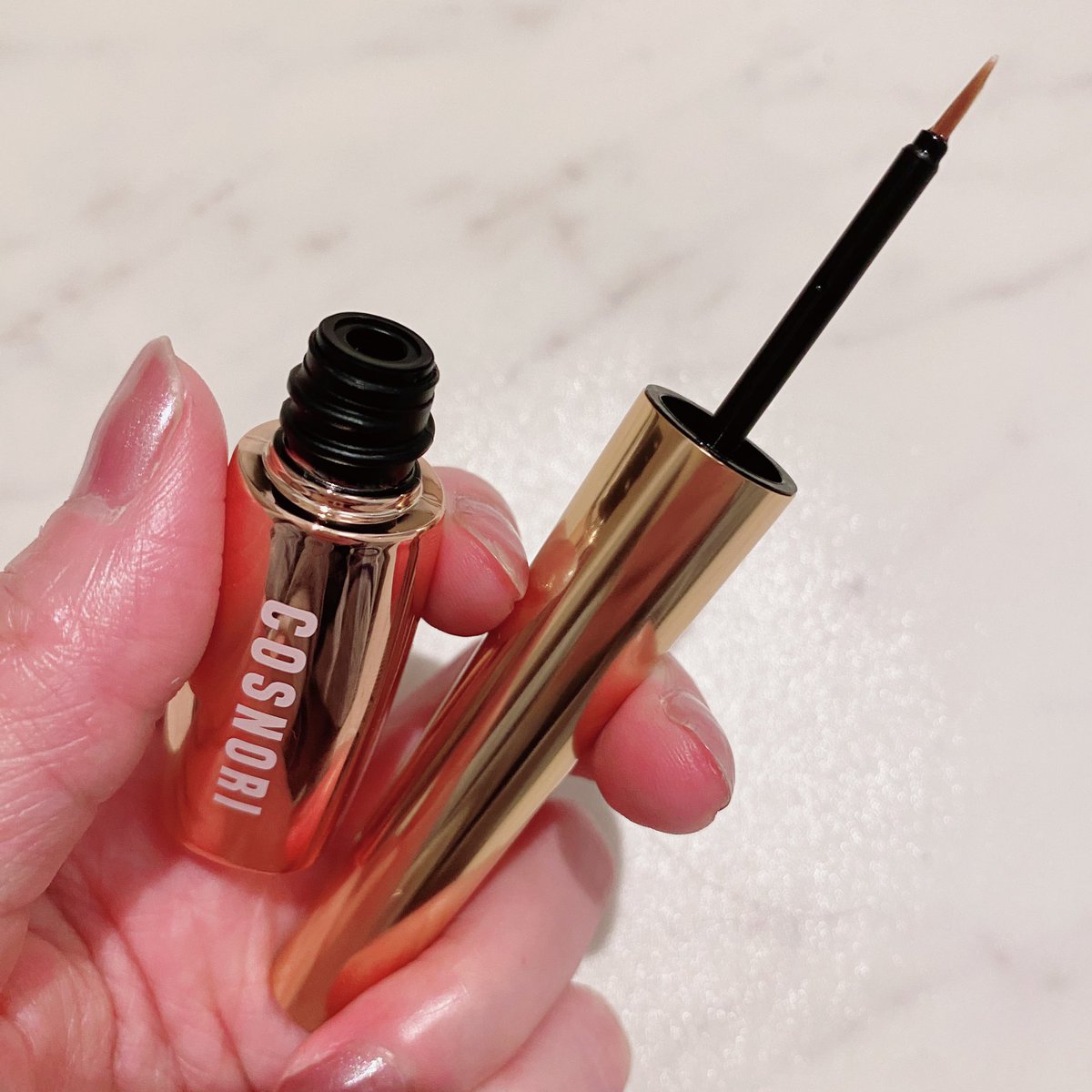 📌 使用経過2週目

COSNORI（ ＠cosnori_jp )の100EXアイラッシュセラムを2日に一回合計7回使用しました✍️〃

色素沈着今のところなし！極細筆だから隙間まで塗りやすかったよ◎2週間で変化が現れると思わなかった🥹✨

📷5/11撮影（使用14日目）
使用前から0.2cm成長
現在のまつ毛の長さ「0.6cm」