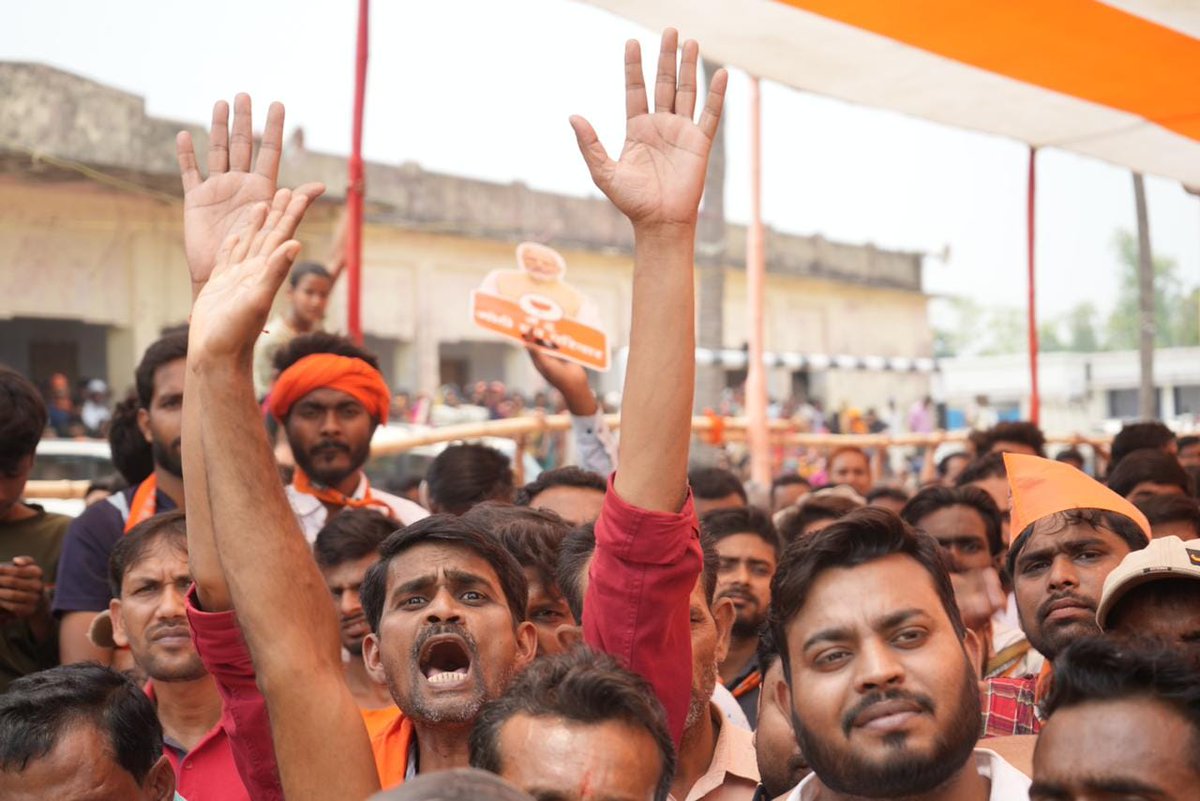 BJP4Bihar's tweet photo. बेगूसराय में खिलेगा कमल, मोदी जी की विकास लहर पर जनता लगाएगी मुहर।

असम के यशस्वी मुख्यमंत्री श्री @himantabiswa जी ने बेगूसराय में NDA समर्थित भाजपा प्रत्याशी श्री @girirajsinghbjp जी के पक्ष में आयोजित भव्य जनसभा को संबोधित किया।

#PhirEkBaarModiSarkar https://t.co/2MQsrETcE2