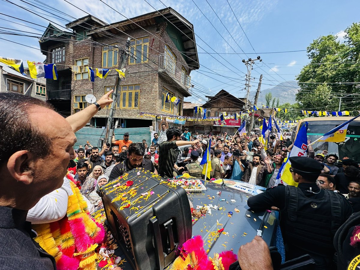 Sharing more snapshots from today's vibrant road shows in Brein, Nishat, and Ganderbal! The enthusiasm for change is palpable, and we're humbled by the trust placed in us to deliver it. Thank you for your unwavering support. Together, we'll pave the way for a brighter future!