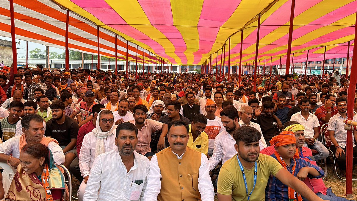 BJP4Bihar's tweet photo. बेगूसराय में खिलेगा कमल, मोदी जी की विकास लहर पर जनता लगाएगी मुहर।

असम के यशस्वी मुख्यमंत्री श्री @himantabiswa जी ने बेगूसराय में NDA समर्थित भाजपा प्रत्याशी श्री @girirajsinghbjp जी के पक्ष में आयोजित भव्य जनसभा को संबोधित किया।

#PhirEkBaarModiSarkar https://t.co/2MQsrETcE2