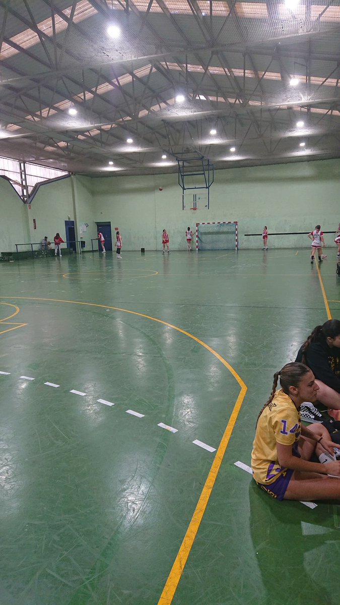 Aquí se juega una semifinal de júnior femenino primera. Sin espacio para las familias, con un campo con condensación y con vallas que ponen en riesgo a las jugadoras. <a href="/CB_ARABA/">CB ARABA</a> <a href="/basketaraba/">FAB - Basket Araba</a>