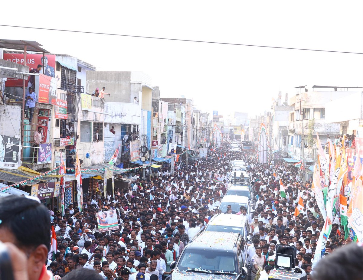 The massive turnout at Smt. @priyankagandhi ji's roadshow in Telangana today speaks volumes about the unstoppable wave of support building up! 📍Kamareddy, Telangana