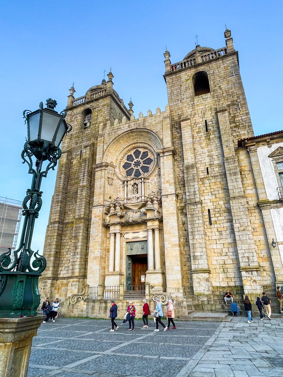 The Porto Cathedral in #porto #portugal 

#oporto #portogallo #river #fiume #douro #duero #cathedral #cattedrale #bridge #ponte #ironbridge #architecture #architettura #iron #traveling #domluisbridge #view #city #cityphotography #cityscape #travelgram #lamppost #lampione