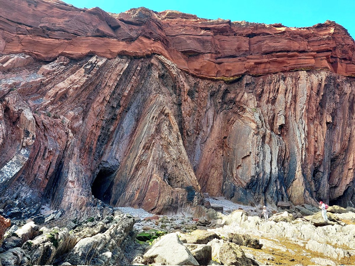 Telheiro angular unconformity between upper Carboniferous metasedimentary rocks (flysch turbidites) and Upper Triassic red sandstones (Sagres, Portugal). #geology