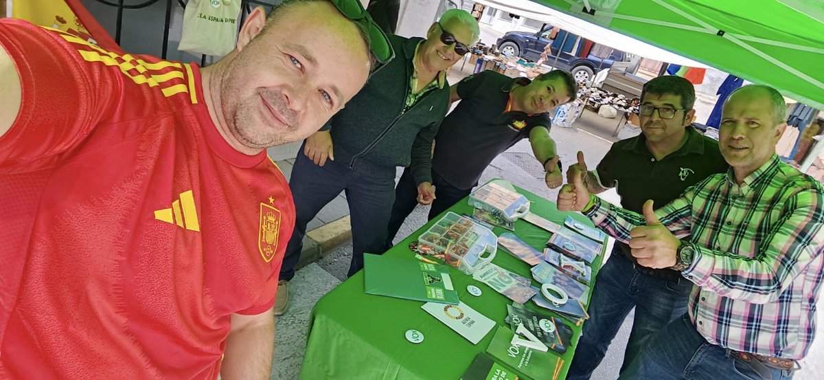 📍Nuestro equipazo de Vélez Rubio contando a los vecinos lo importante que es ir a votar el próximo 9 de junio 🗳️ ¡Por España! 🇪🇸