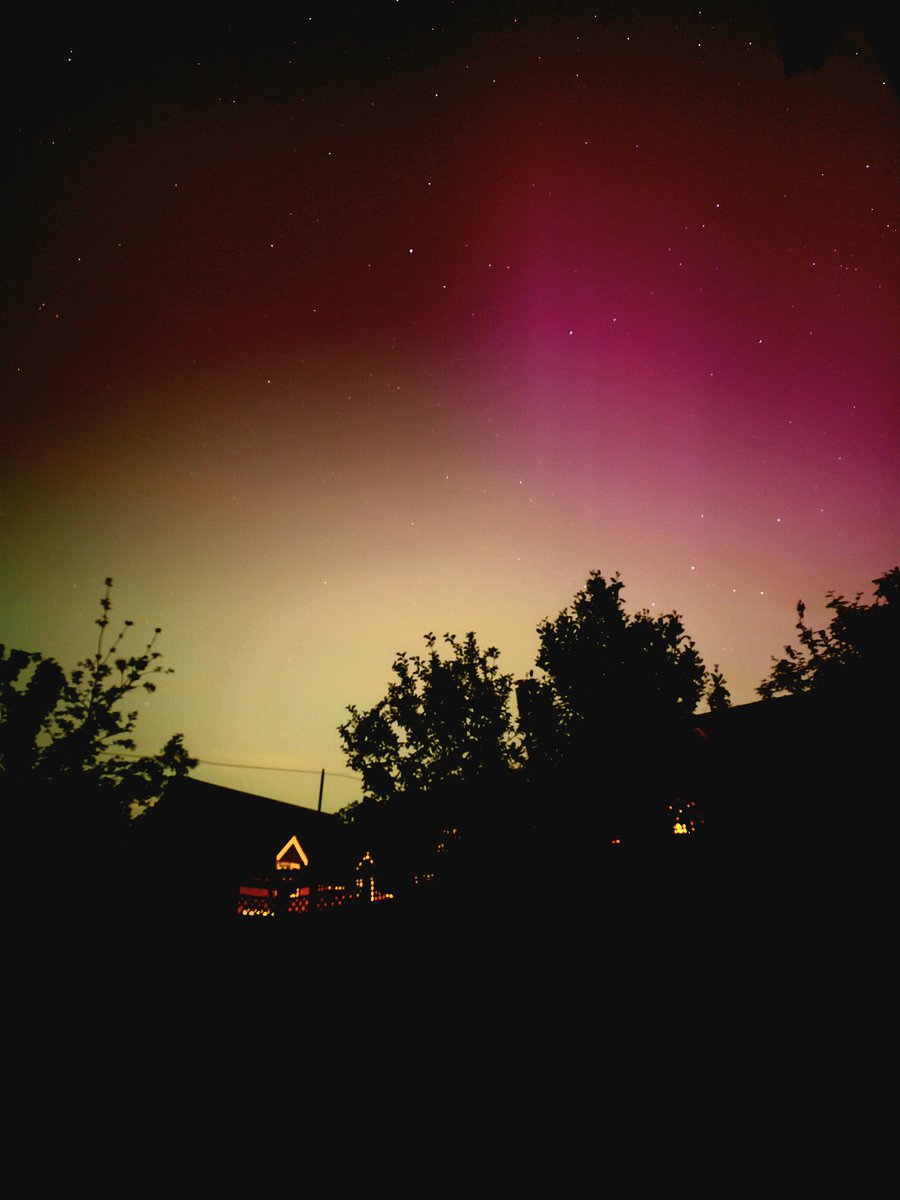 Our contribution to the #aurora photo from the cotswolds edge.....#NorthernLights