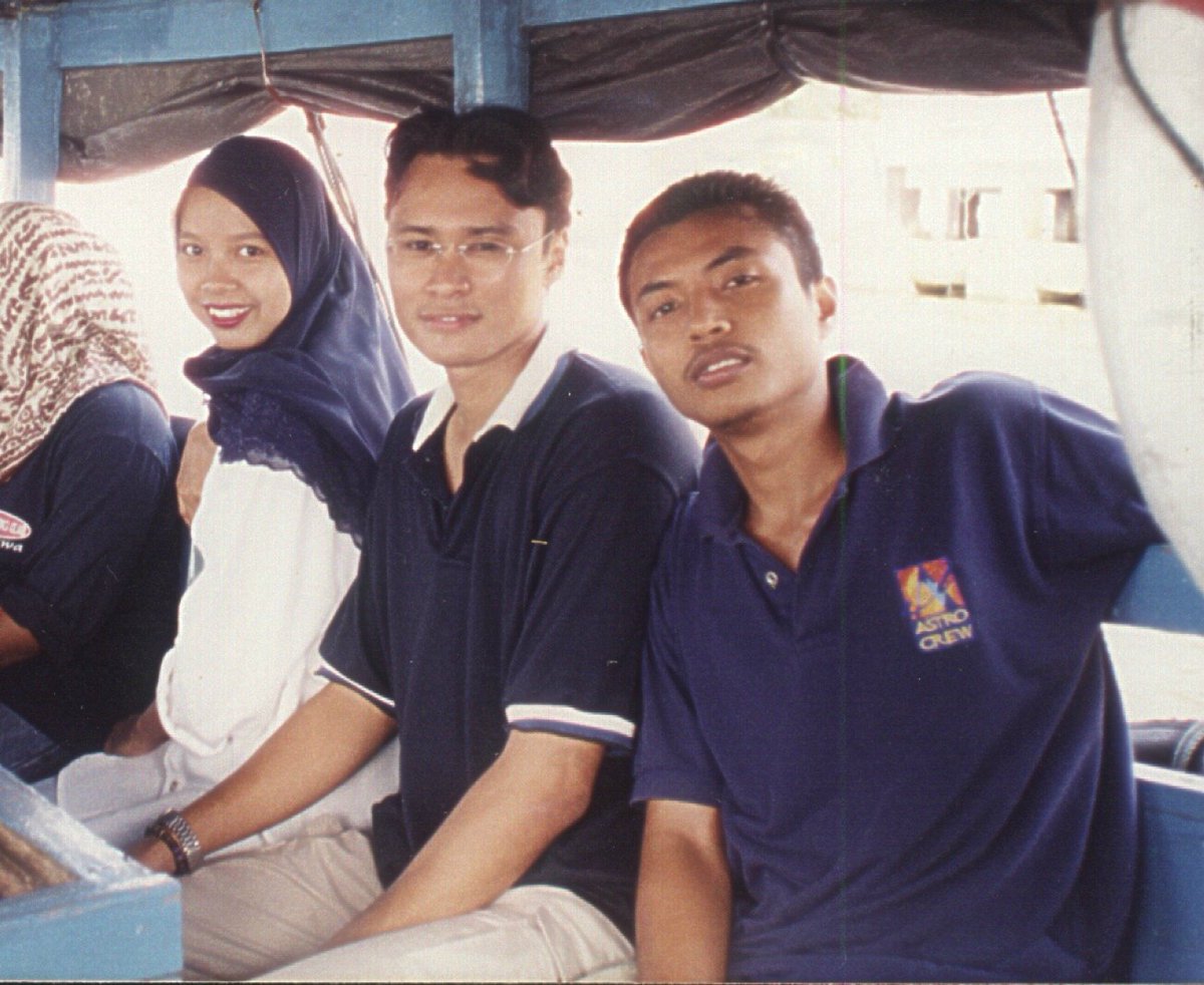 hyhasrul's tweet photo. Rini bday pakcik, jadi pakcik nk share gmbr pakcik ms mula2 dulu jd lecturer 23 years ago. Dlm gmbr ni i was 26 yo with colleagues on boat to seberang takir. Nostalgia sungguh. https://t.co/CiUftPhG0Y