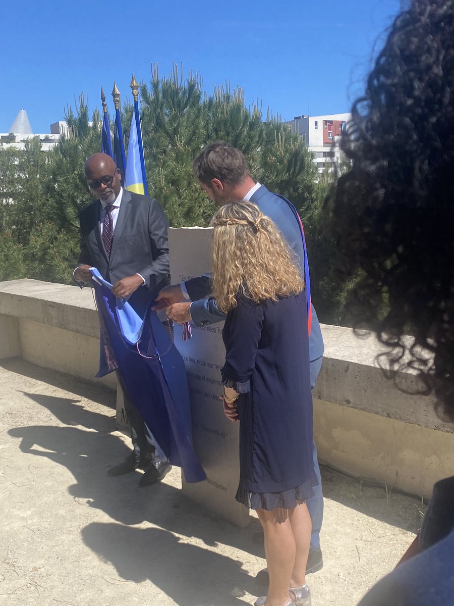Une cérémonie très émouvante cet après-midi à #Montpellier : inauguration d’une stèle en mémoire des victimes du génocide contre les Tutsis du Rwanda en présence de M. l’ambassadeur en France du Rwanda, de @MDelafosse et @MIRALLESMP. « Souviens-toi ! Ibuka » @IbukaFrance