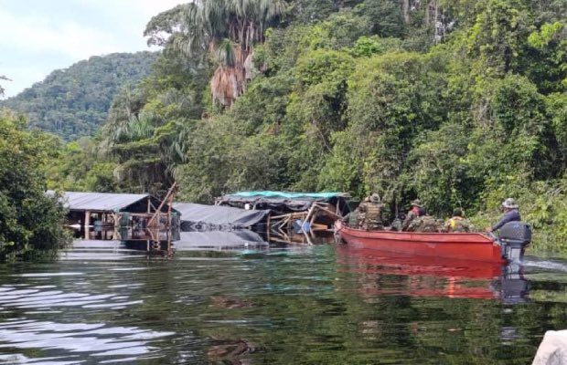 El comandante estratégico operacional de la FANB, Domingo Hernández Lárez, informó que fueron localizadas varias balsas para la minería ilegal en el estado Amazonas. #11May