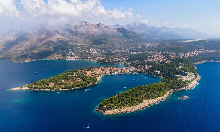 🏖️ #Cavtat shines bright! Named one of Europe's most beautiful coastal towns by @guardian, this #Dalmatian gem captivates with its terracotta-roofed houses, crystal-clear waters, and charming promenades. buff.ly/4bA0Bk2