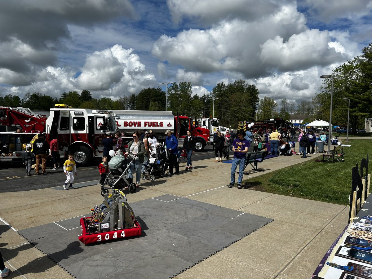 We are at the Touch a Truck event hosted by the National Honor Society. The weather is great so come on down to @GordonCreekElem @BSCSD @NYTVFRC