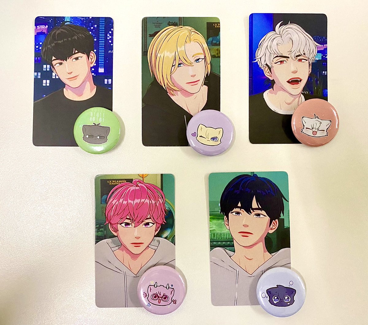 Hi PLLI 🇲🇾 !

I will be giving these badges and photocard as freebies for #DatewithSilverHoMy but the quantities is not much 🥹 I have extra from the previous cse. 

if u want to choose your bias the quantity is as follows :

💙 = 16
💜 = 20
💗 = 17
❤️ = 19
🖤 = 20