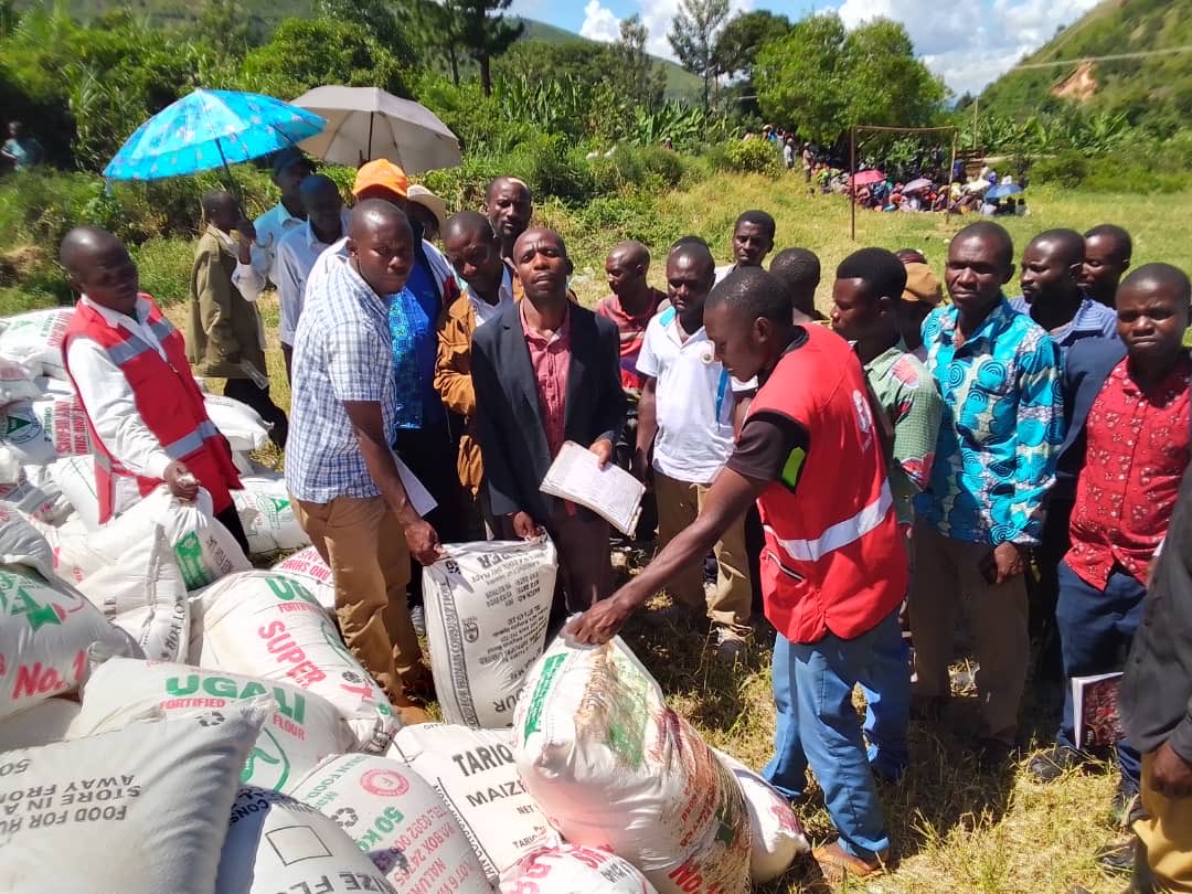 ⁦@OPMUganda⁩ has delivered relief food to Kasese and Bunyangabu. Maize Flour 40,000kgs, Bean 20,000kgs. Maize 10,000kgs, Beans 5,000 kgs respectively. I thank the District and Red Cross team for supporting the distribution process.