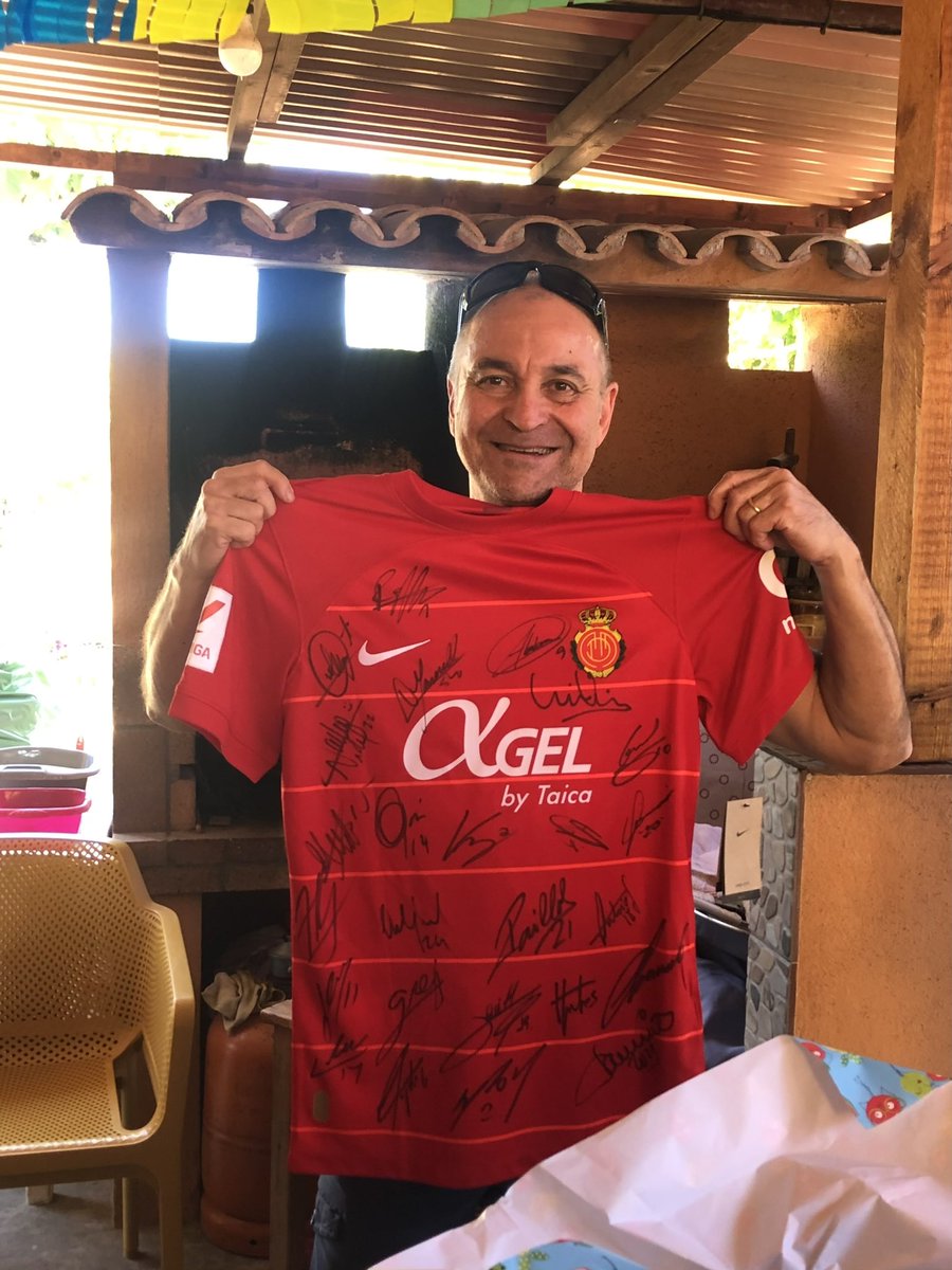 Gràcies <a href="/RCD_Mallorca/">RCD Mallorca</a> per fer dels 60 de mon pare un aniversari tan especial ❤️🖤