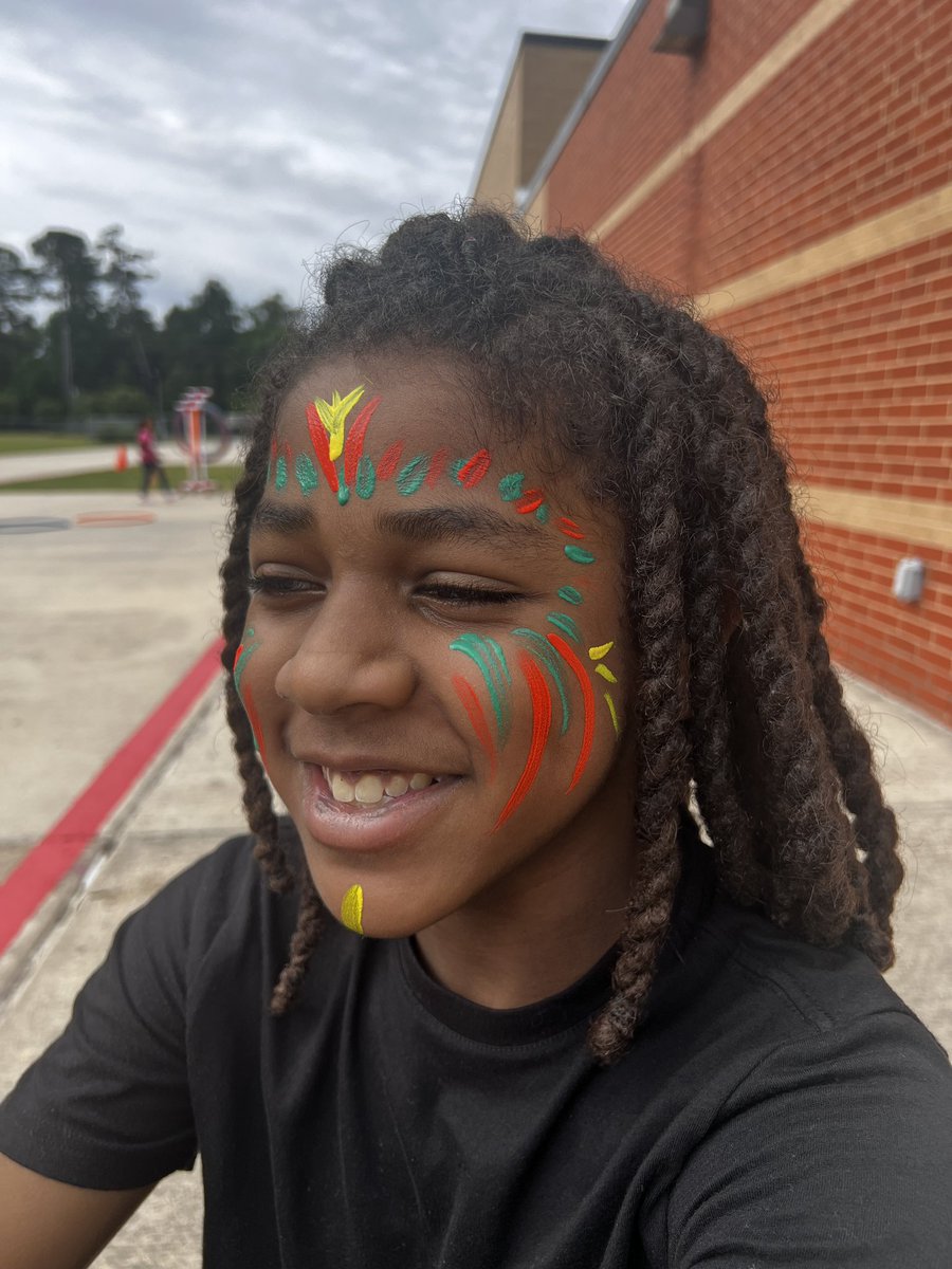 Last day of @CypresswoodES Saturday camp!! Face paint for our glow dance party!! @TrentGJohnson @marlynn_montiel @c10burggy @TAshford10 #aldineart #cwoodcreates