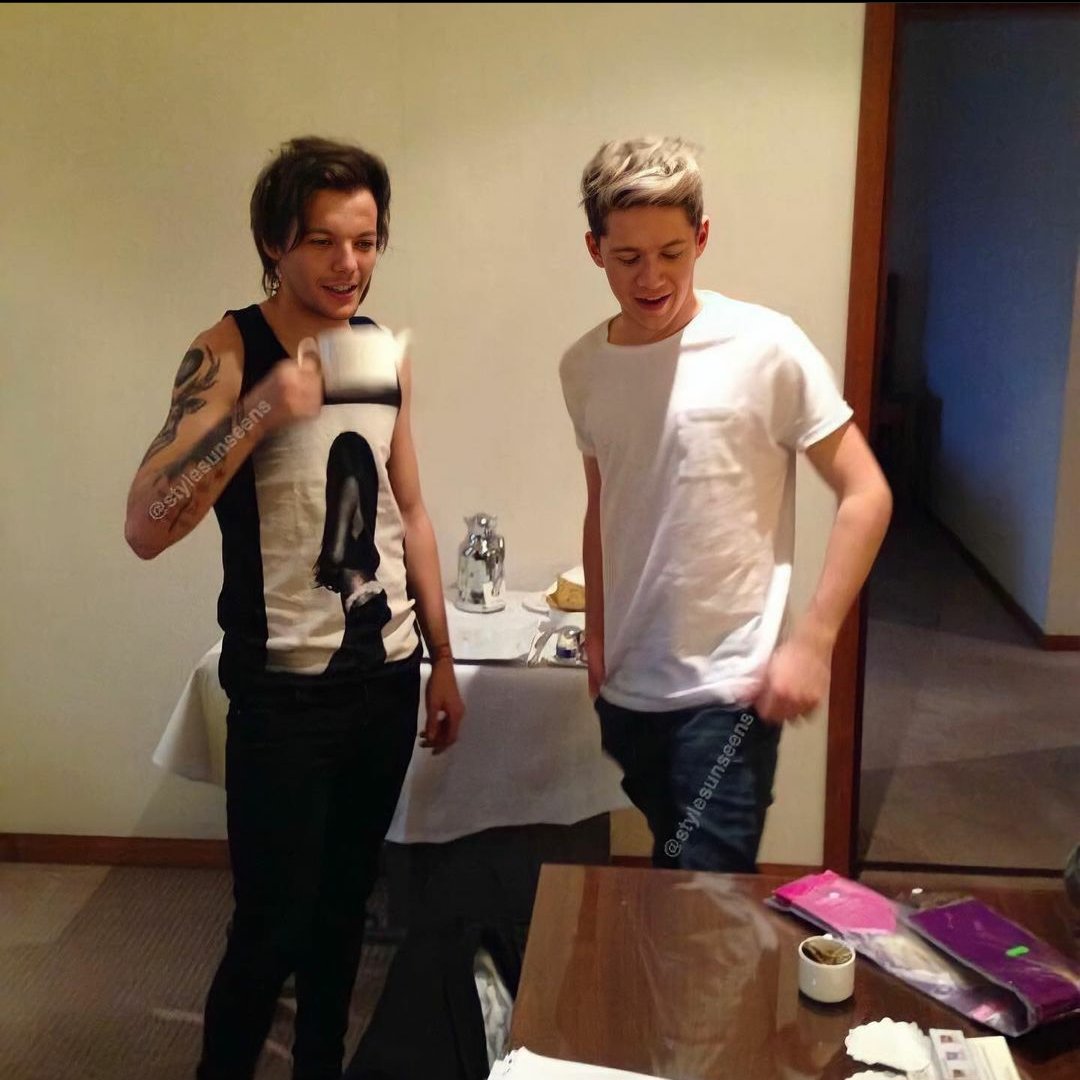 is Louis using a teapot as a teacup 😭😭