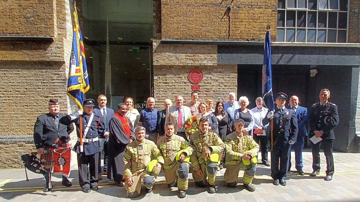 This morning firefighters from @LFBWestminster took part in a ceremony unveiling a @fbunational Red Plaque, honouring the three firefighters who died in the 1954 Langley Street fire. It now stands as a permanent memorial to their sacrifice in service of London.