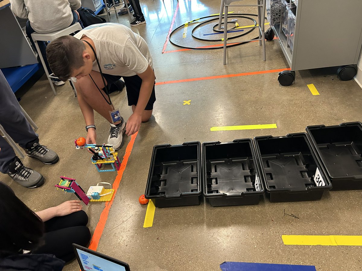 TechRunsThruIt's tweet image. Carnival Time #DMS78cs researched, planned, built, tested, and improved their designs of a catapult. We had rotation of four different stations where students challenged each other for snack prizes. Such a fun day! @DieterichMS @misdcte @LEGO_Education #SpikeRobot