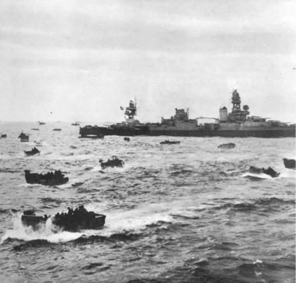 Neyse, gomanistlerin hezeyanlarını boşverelim, biz çatışmaya devam edelim;

USS Augusta... Omaha sahiline  çıkacak ilk dalga çıkarma araçlarını boşaltıyor. Mutlak bir ölüme giden Amerikan 29. Piyade askerleri