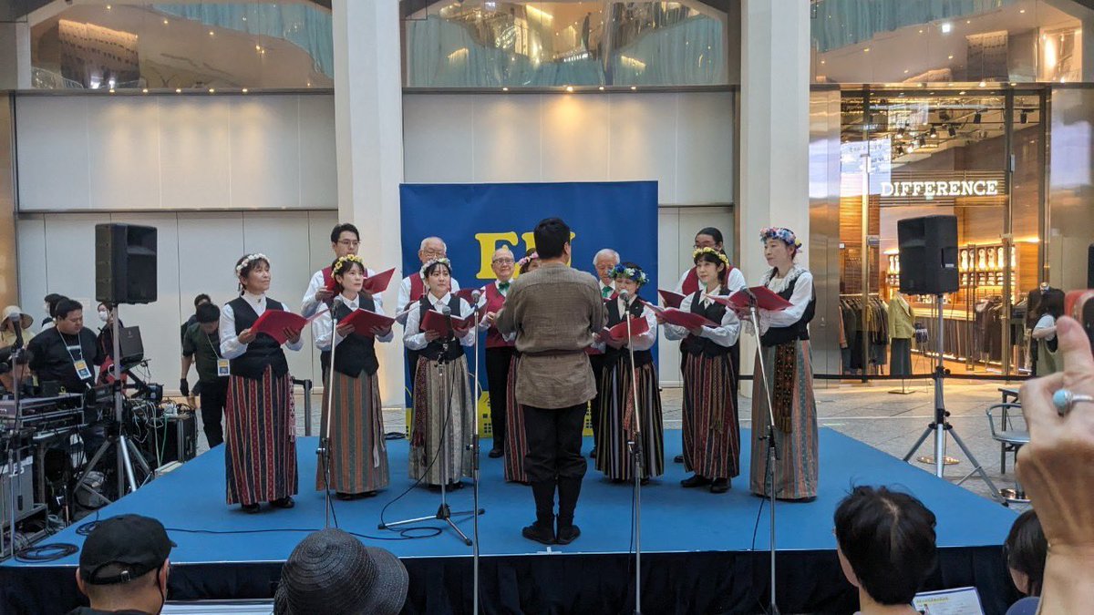 mt_hichou's tweet photo. 楽しさの根底に大切なものが詰まっている…そんな素敵なイベントでした。このイベントへの参加を推薦してくださったラトビア大使館の皆様、お越しいただいたお客様、運営・進行してくださったスタッフの皆様に心より感謝申し上げます🇪🇺✨ #合唱団ガイスマ #korisgaisma #EUVillage https://t.co/DuAODmYFXN