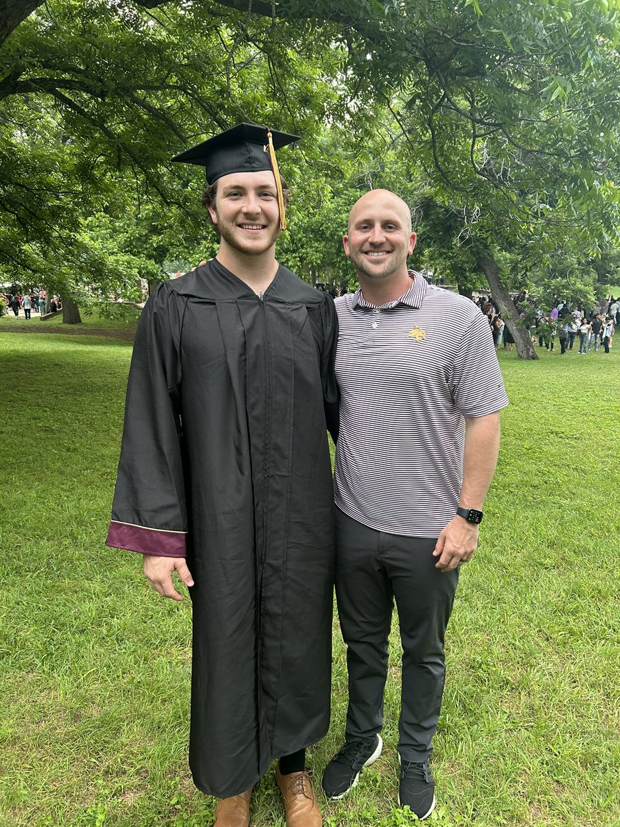 So happy for these two guys and many more @TXSTATEFOOTBALL players getting their degrees this week! Hard work pays off!! Degrees in hand and Masters on the way! 🙏
#StudentAthlete #TakeBackTexas