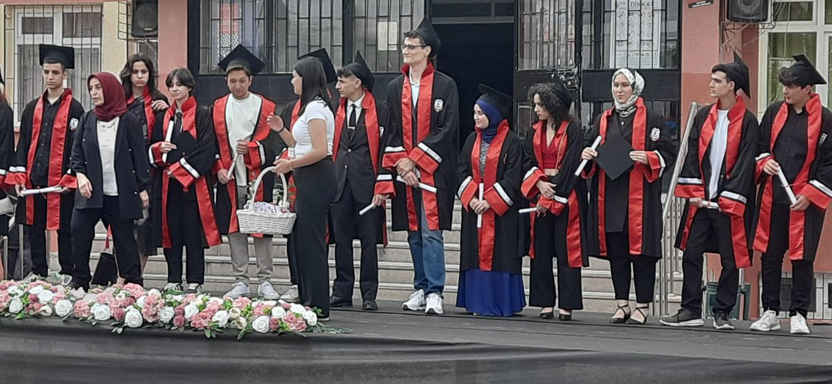 Şube Müdürümüz Sn. Ayhan HOŞ, ilçemiz Alparslan Anadolu Lisesinde düzenlenen mezuniyet törenine katıldı. Öğrencilerimize mezuniyetlerinin hayırlı olmasını dileriz.