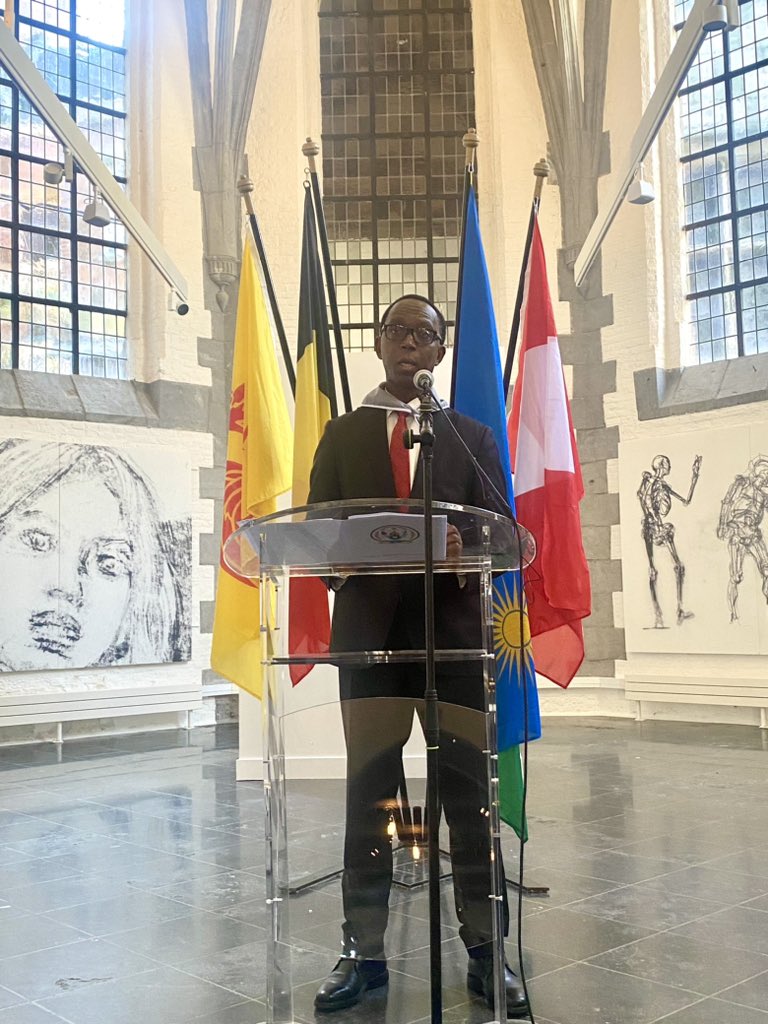 @AndreBucyana de l’ambassade du 🇷🇼a mis en garde contre la persistance de la haine, notamment via la persécution des Congolais Rwandophones. Citant l’écrivaine Scholastique Mukasonga, il a souligné le rôle crucial des rescapés &de leurs témoignages pour préserver la mémoire (4/4)