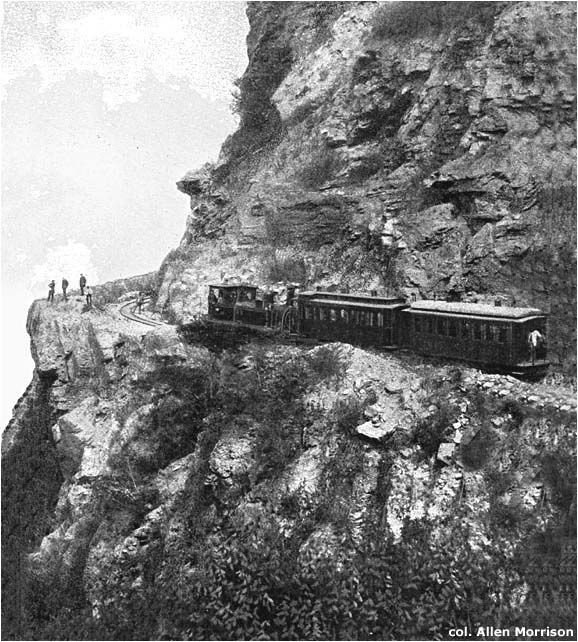 CIVoficial's tweet photo. El ferrocarril que unía Caracas a La Guaira  era de vía estrecha y se desplazaba muy cerca de  peligrosas pendientes. Funcionó desde 1883 a 1951. Lo atravesaban 8 túneles, y fue uno de tres ferrocarriles de montaña electrificados en Latinoamérica en la década de 1920. https://t.co/rFMS8ZO2rM
