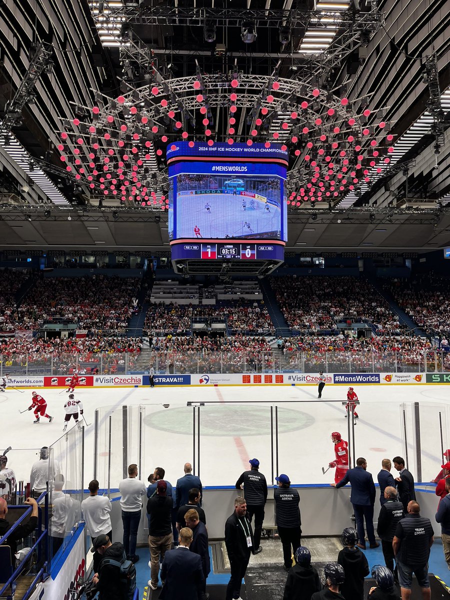 Polska Łotwa na inaugurację mistrzostw świata. Co za atmosfera, co za otwarcie, prowadzimy 1-0! Oby tak dalej, nie było nas w elicie 22 lata, więc @RadioZET_NEWS obecne. Gramy u siebie w Ostrawie, gromkie „jeszcze jeden’”