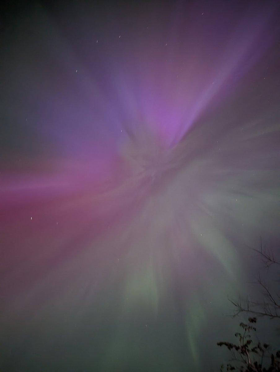 visiper's tweet image. Last night's #Auroraborealis seen in Vancouver Island #BC #solarstorm it was an amazing view! Even the kids were in shock and awe of its beauty. #aurora #auroreboreale #SpaceWeather